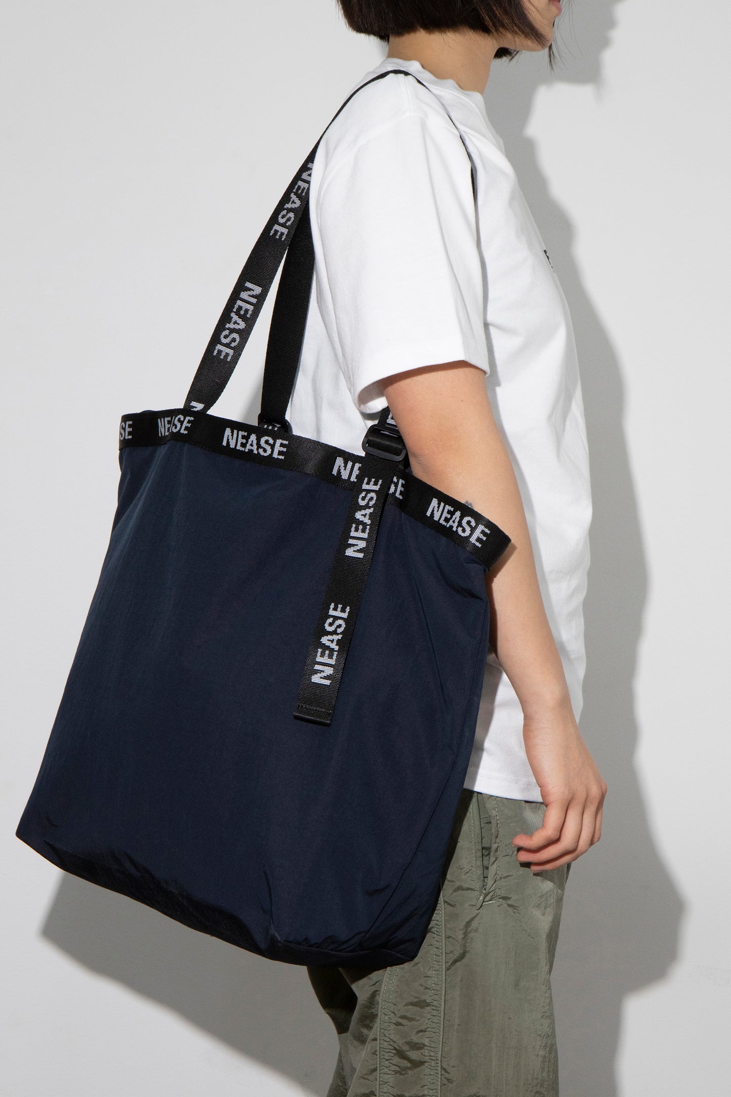 NEASE Nylon tote bag (navy)