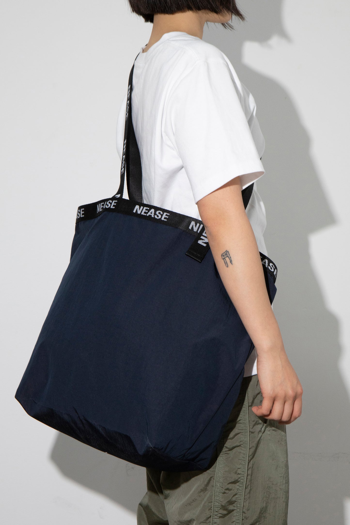 NEASE Nylon tote bag (navy)