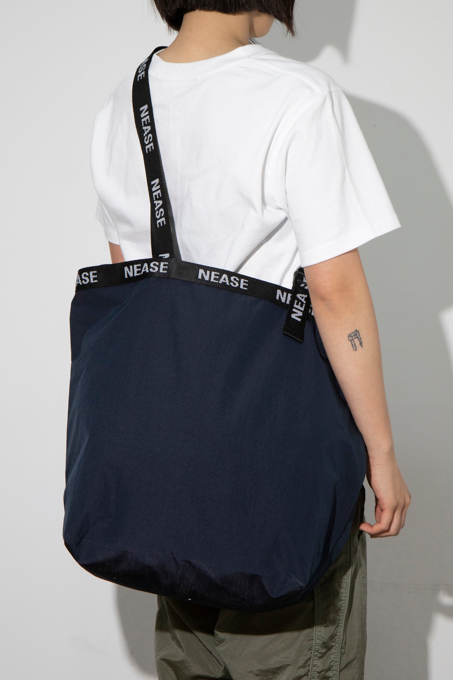 NEASE Nylon tote bag (navy)