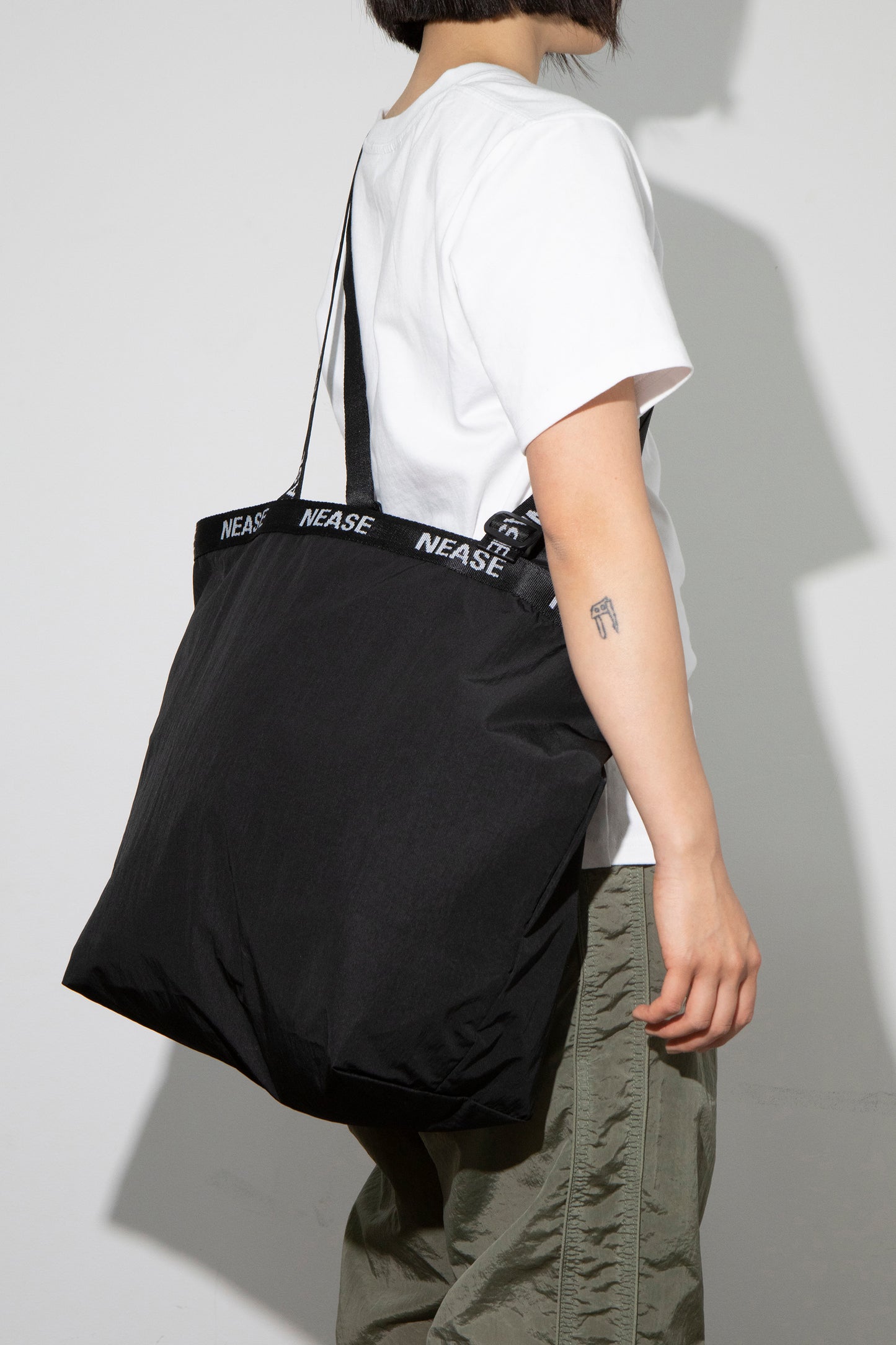 NEASE Nylon tote bag (black)